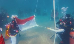 AP I - BIL Gelar Upacara HUT ke-76 RI di Bawah Laut Senggigi