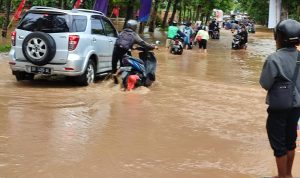 Akses Jalan Mataram - Senggigi Tertutup Banjir Hingga Satu Meter