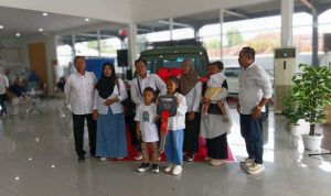 iskandar sekeluarga menerima mobil tunggal di dunia